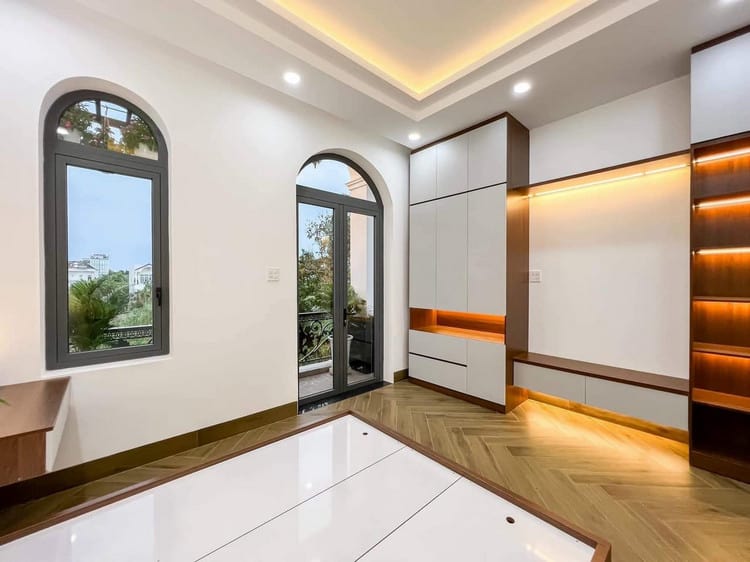Tủ kệ sát tường trong phòng ngủ giúp tối ưu diện tích