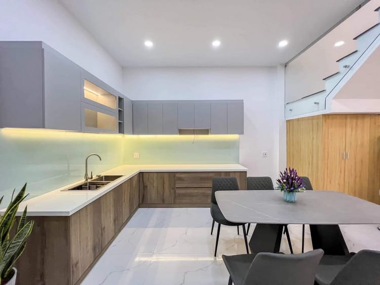 Không gian bếp hiện đại với gam màu sáng
